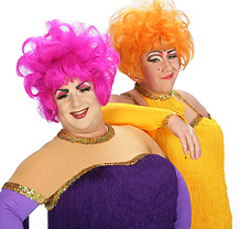 Die beiden Travestie-Künstler mit lila und gelben Kostümen und Perücken